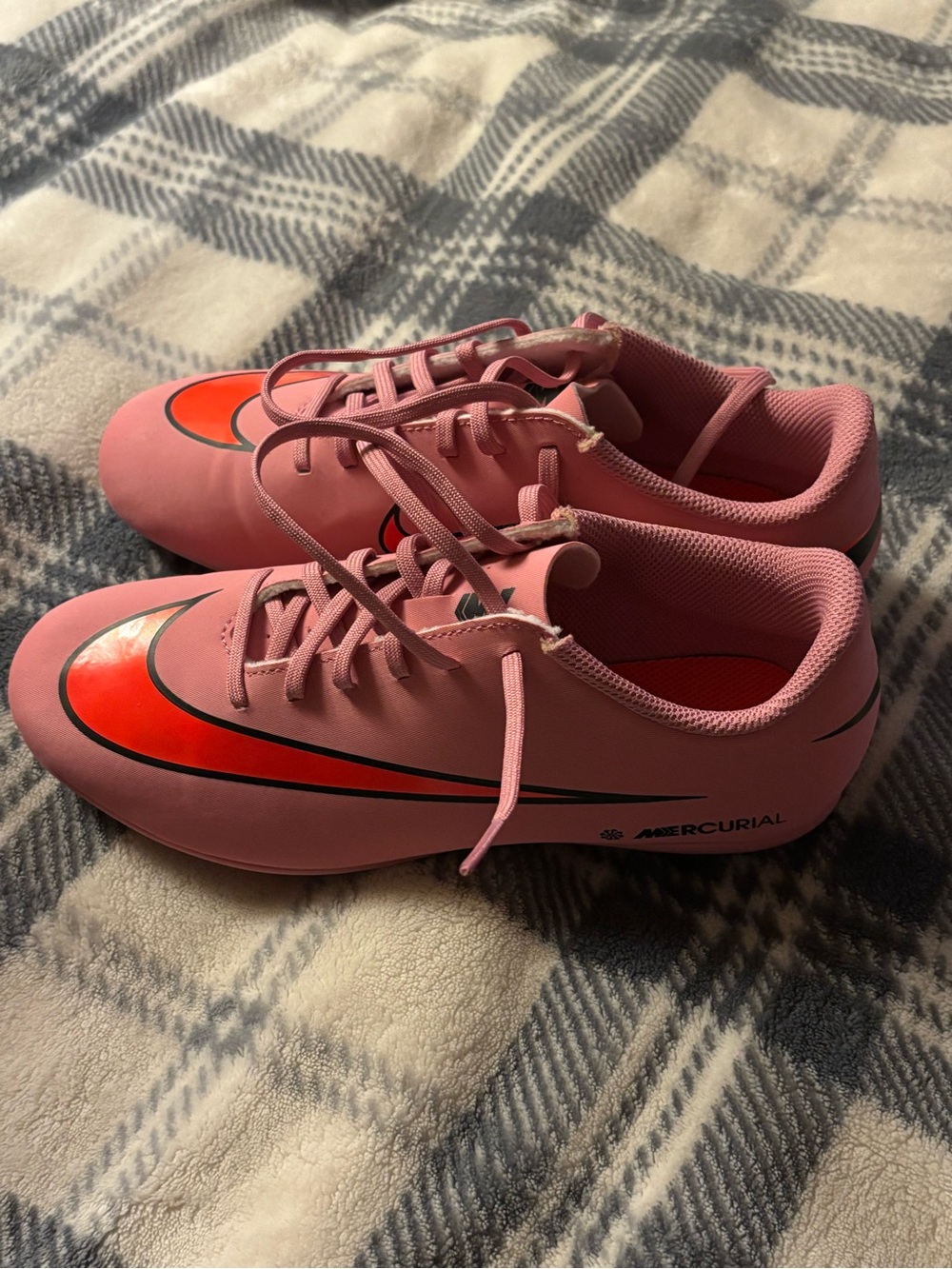 NWOT! Nike Pink Soccer Cleats (5.5 women’s)